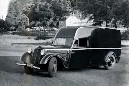 Schwarz-Weiß Bild eines alten Leichenwagens in Köln