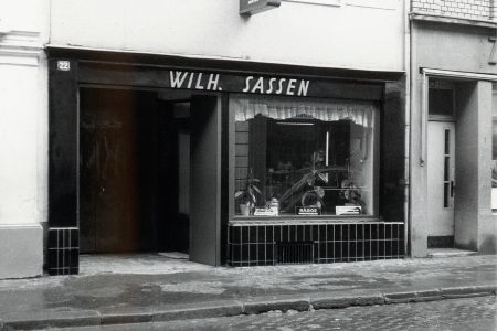 Schwarz-Weiß Bild des Schaufensters Bestattungen Wilhelm Sassen in Köln