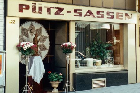 Dekorioertes Schaufenster der neunziger Jahre von Bestattungen Pütz-Sassen in Köln