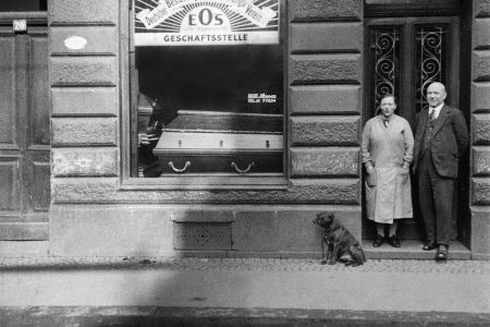 Schwarz-Weiß Bild vom Bestatter Willhelm Sassen und seiner Schwester Gertrud Pütz vor ihrem Ladenlokal in Köln
